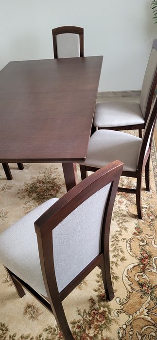 Stół rozkładany z krzesłami