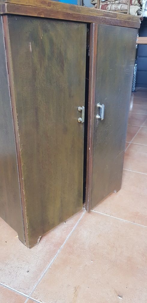 Máquina de costura antiga com móvel