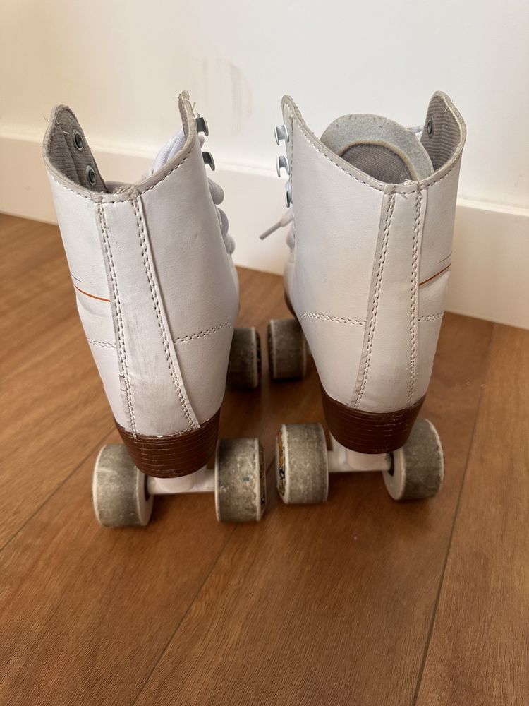 Patins Branco ( T. 36 )