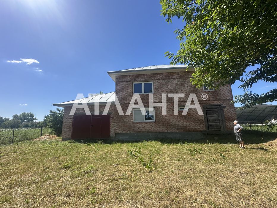 Двоповерховий будинок біля Чернівців