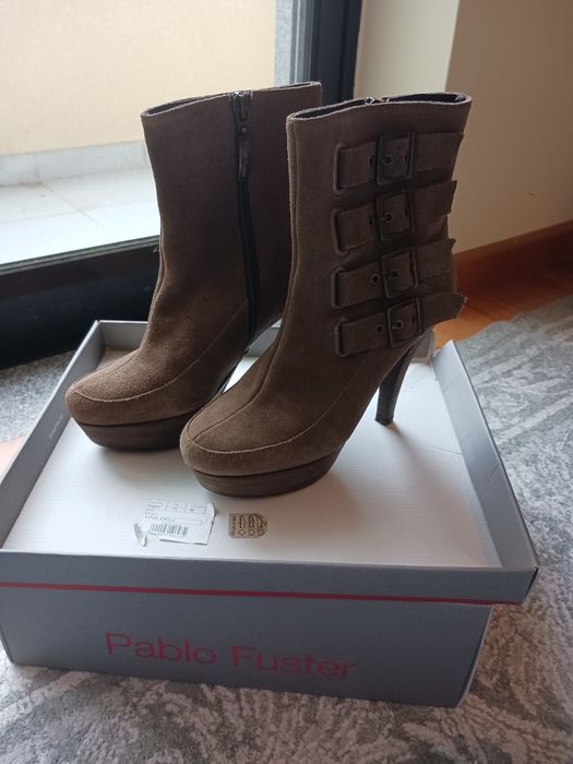 Botas altas camurça com 4 fivelas Pablo Fuster. Tamanho 35.