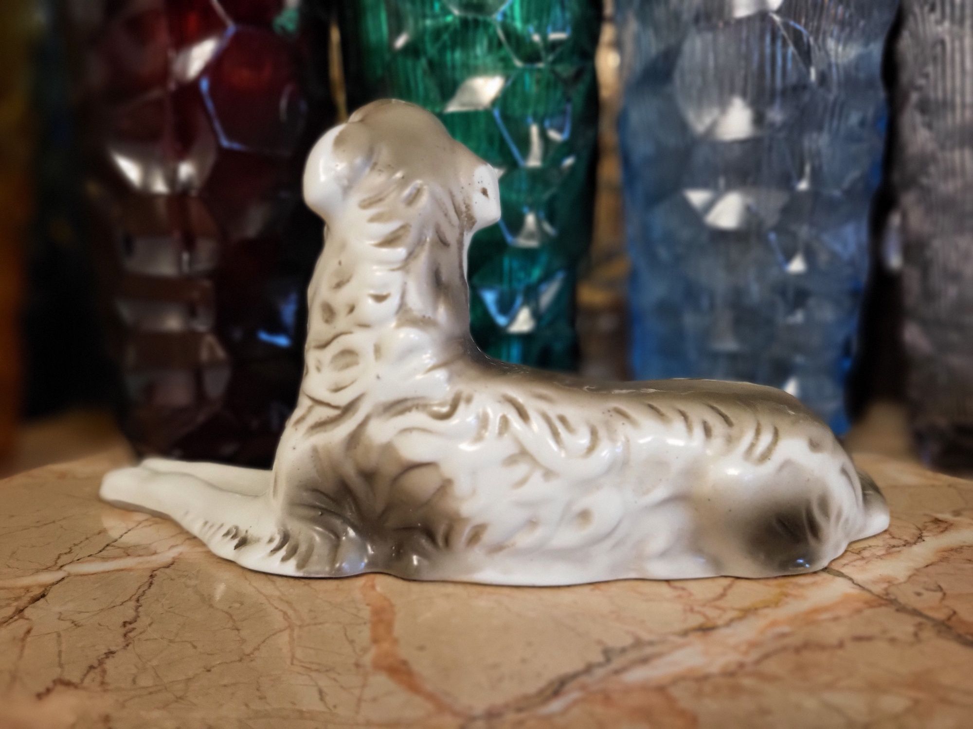 Stara porcelanowa figurka psa chart