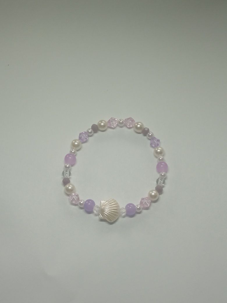Fioletowa bransoletka handmade na gumce z muszelką