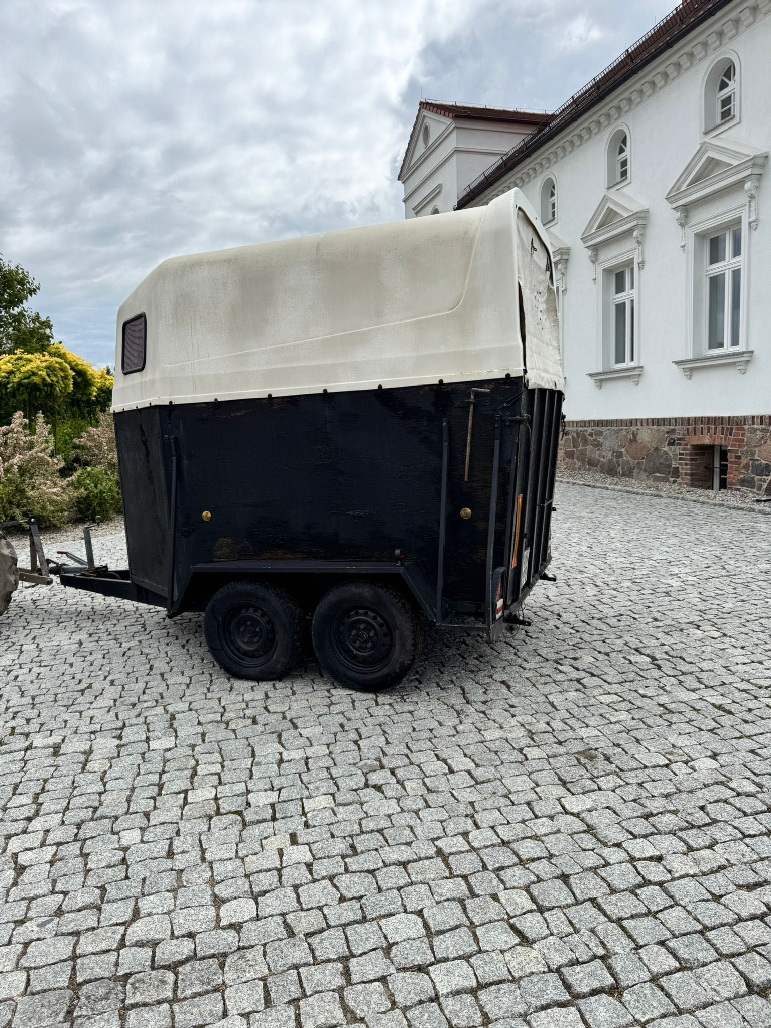 Przyczepa bukmanka do przewozu koni