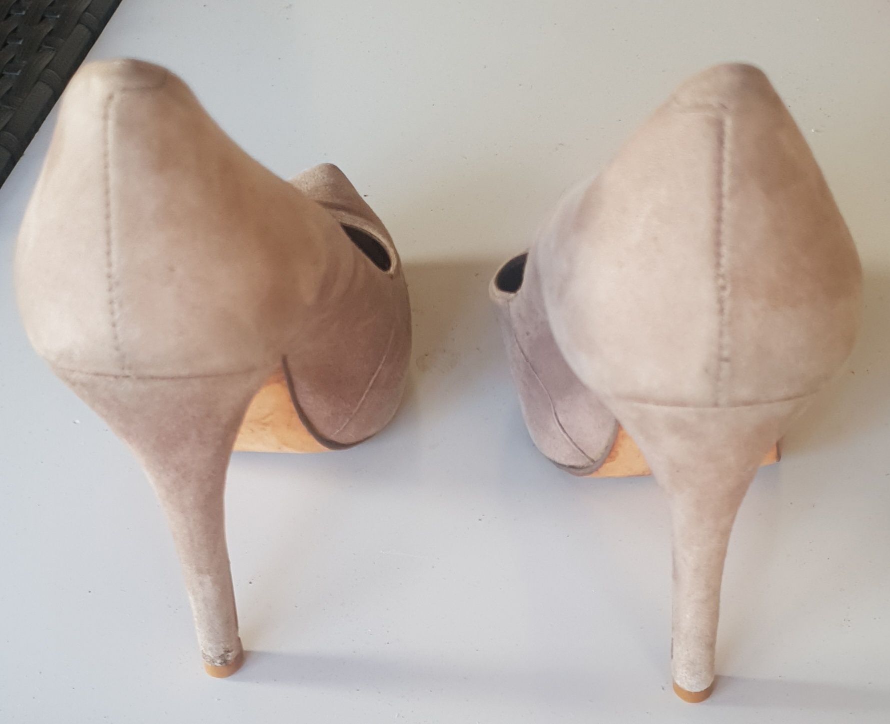 Sapatos de salto alto bege