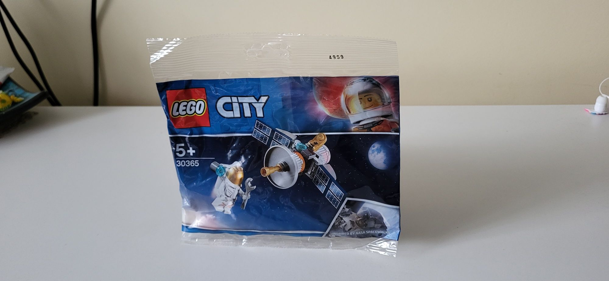 Lego City 30365 Astronauta plus satelita saszetka z klockami