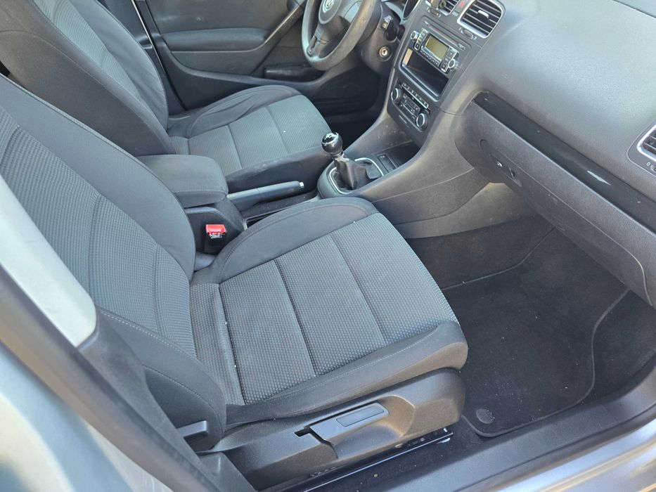 Golf  1.6tdi Posiadam  inne  auta  z włoch całe i uszkodzone