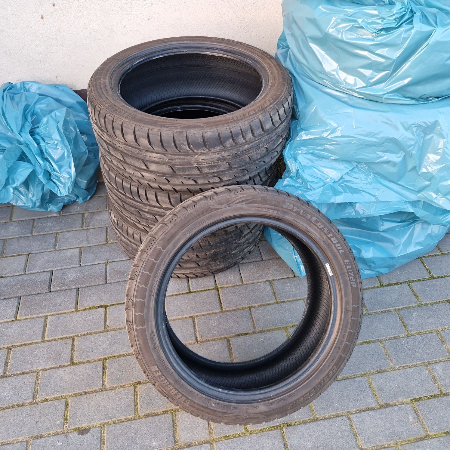 Opony evergreen dynacontrol  w dobrym stanie 225x45ZR17