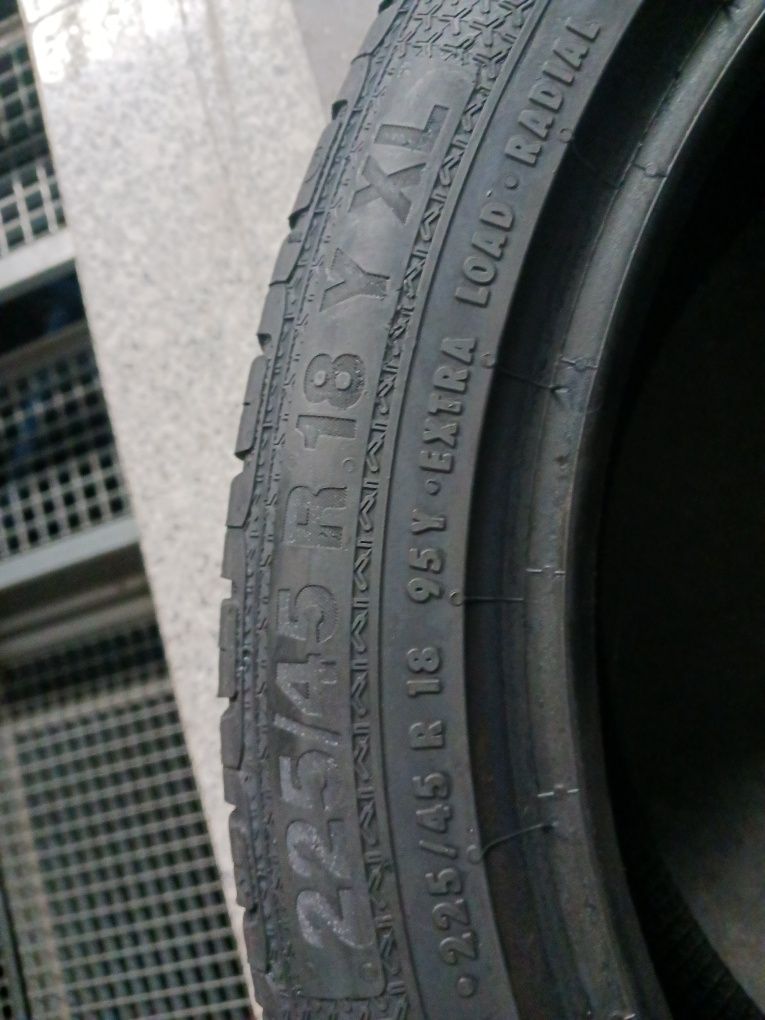 Vendo pneus semi-novos 225/45/18 Barum