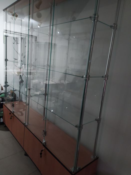 Продам вітрини скляні в чудовому стані.