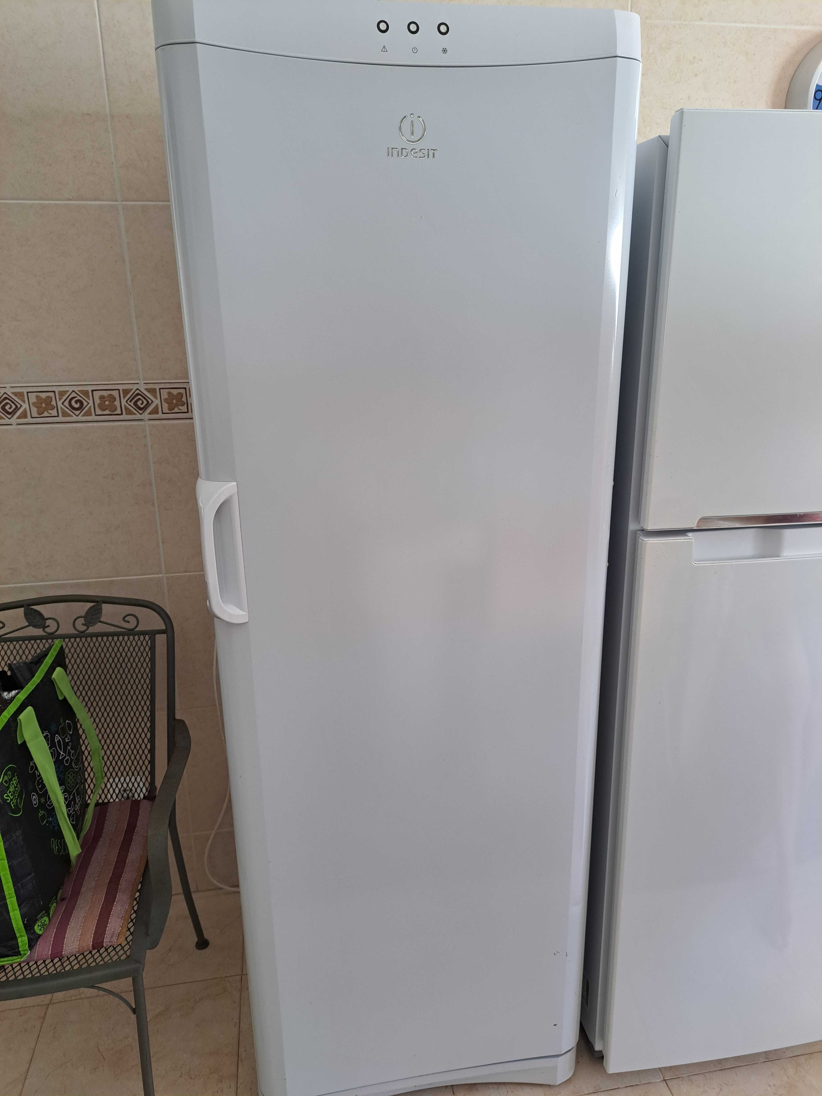 Arca congeladora vertical, marca INDESIT