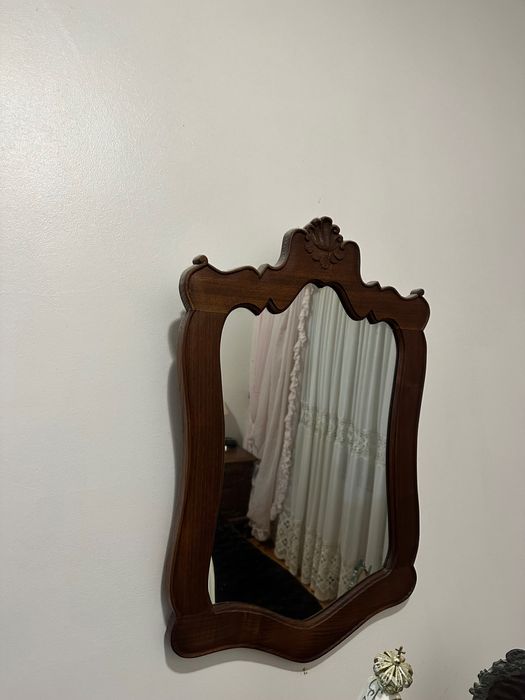 Conjunto de Quarto em Madeira – Roupeiro, Cómoda e Mesas de Cabeceira