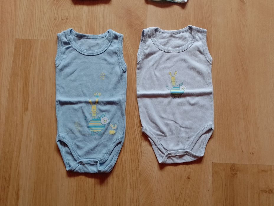 Body bez rękawów na lato dla chłopca 4 szt.  r. 74 cm