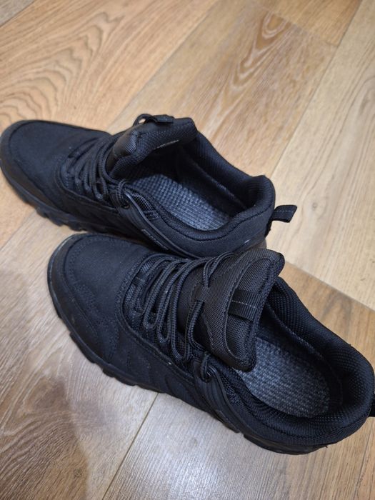 Водо відштовхуючі термо кросівки