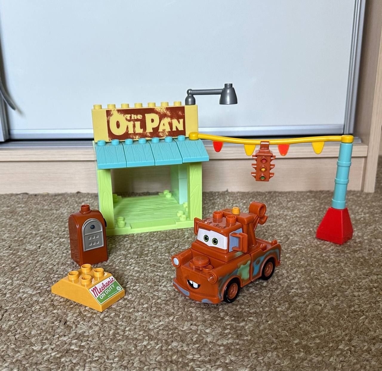 Рідкісний Mega Bloks Тачкі набір Gas corner
