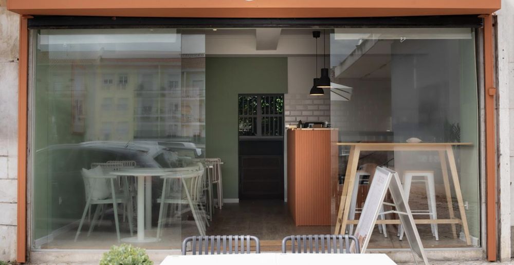 Trespasse Café com esplanada espaçosa e com muita luz, no coração de A