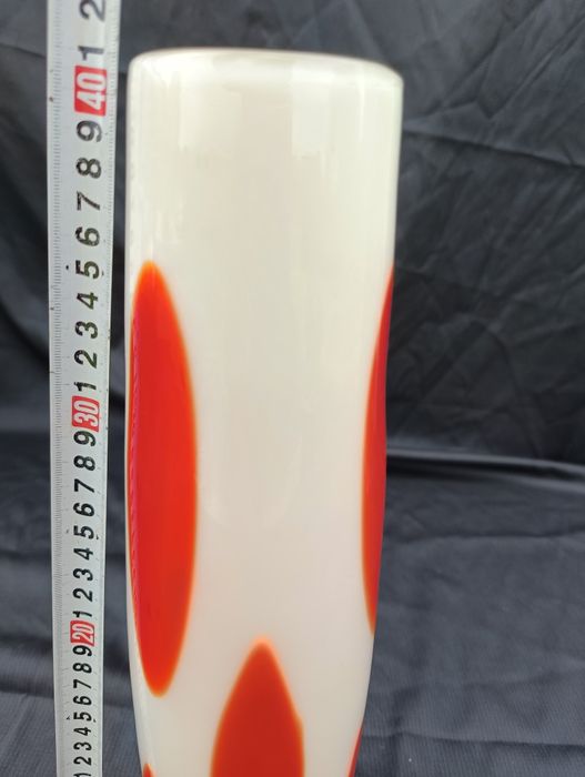 Stylowy wazon biało - czerwony