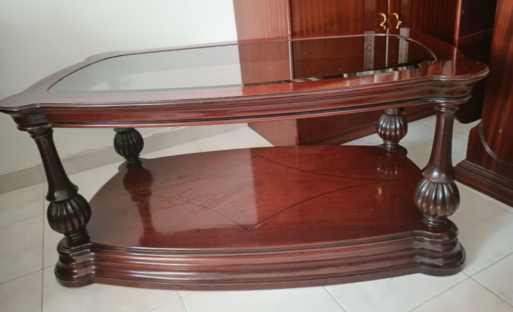 Mesa de Centro com Tampo de Vidro