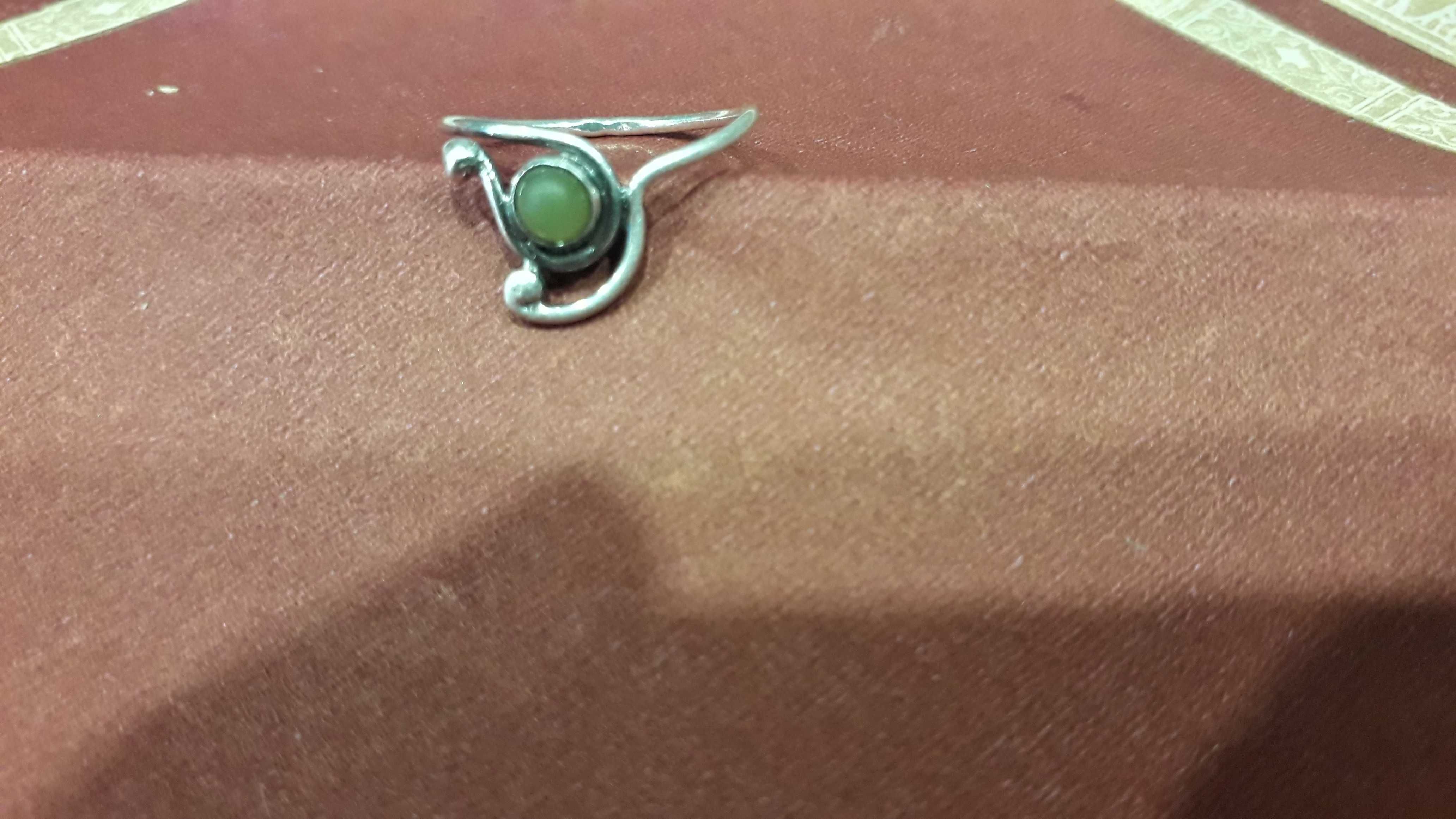Srebrny pierścionek z zielonym oczkiem z lat 80-tych