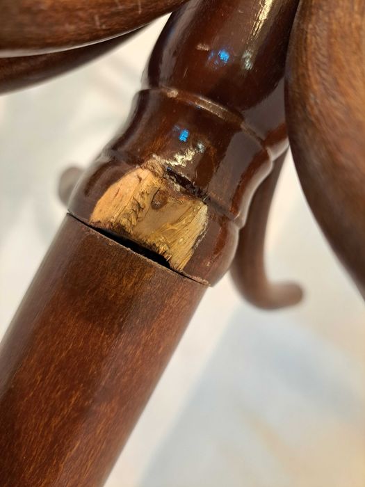 Wieszak podłogowy drewniany gięty ciemny