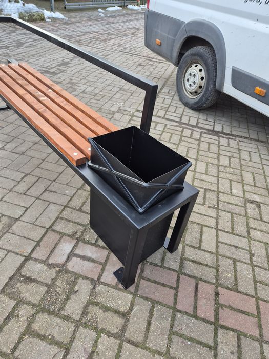 Piękna masywna nowoczesna parkowa ławka z donicą