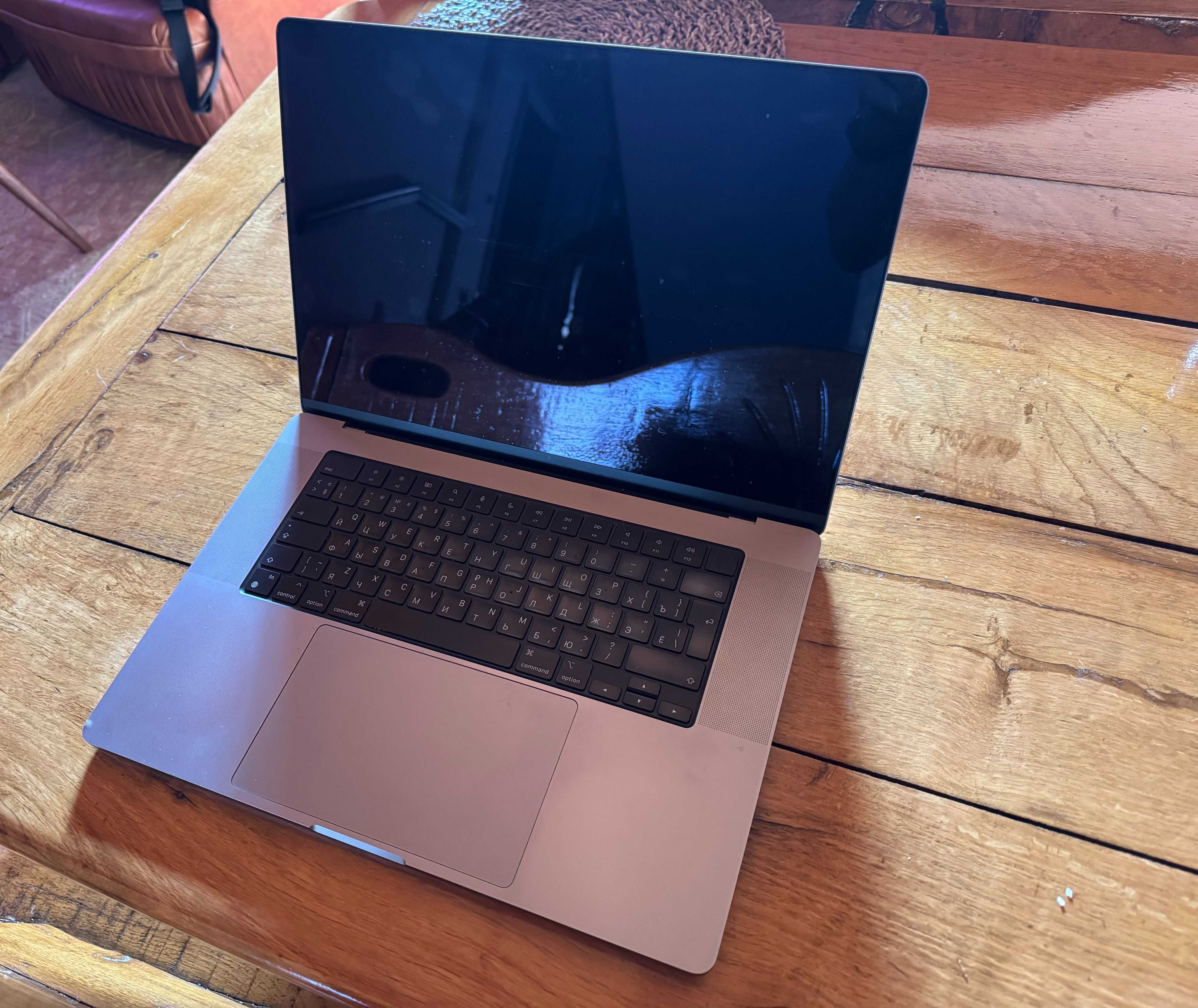 MacBook Pro 16″ 2021 M1 Max 64 GB/2 TB – EN+RU – € 1750 negociável