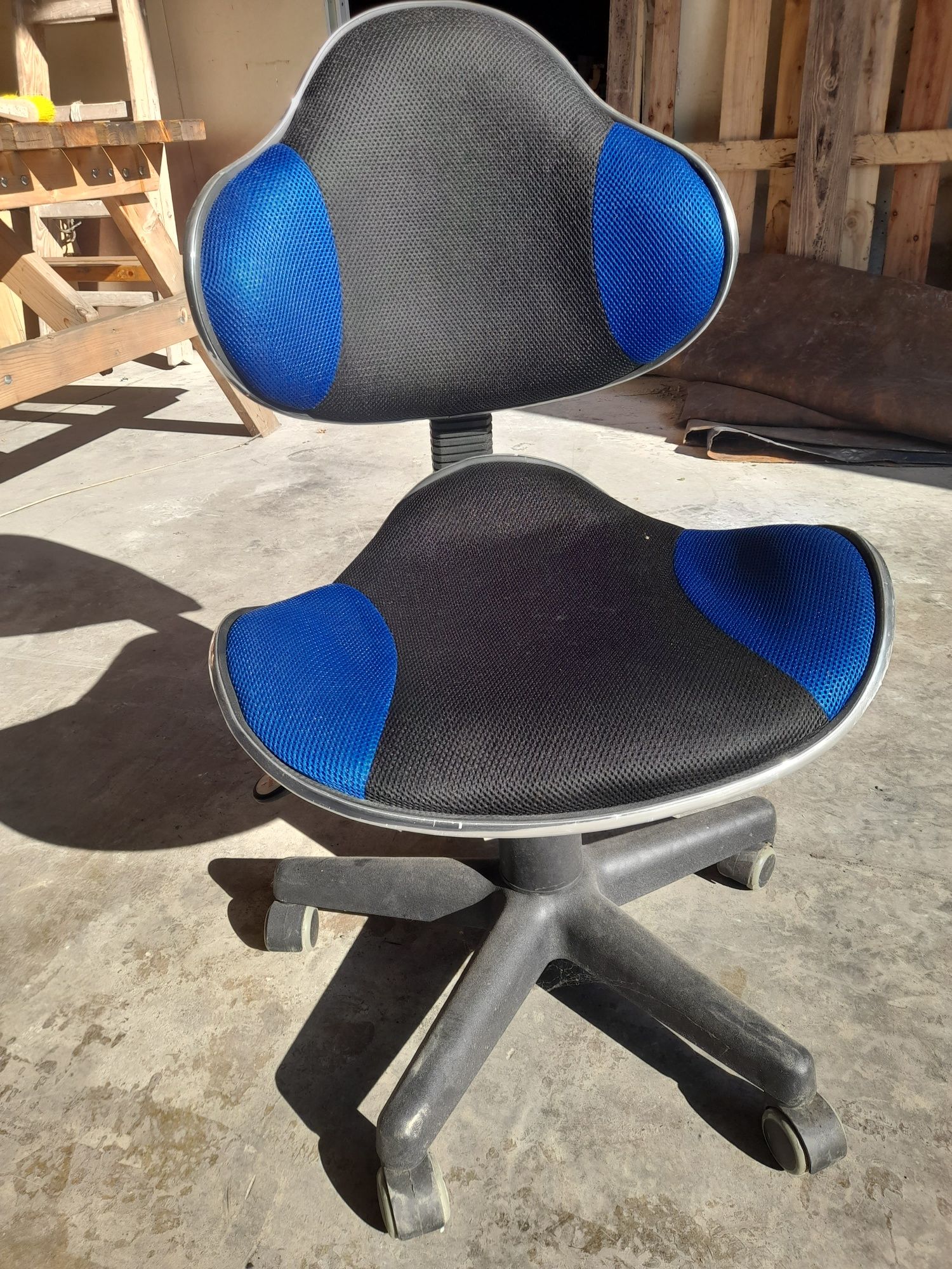 Obrotowe krzesło biurowe biurkowe Q-G2 na kółkach niebiesko-czarne.