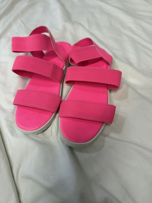 Яскраві босоніжки рожеві