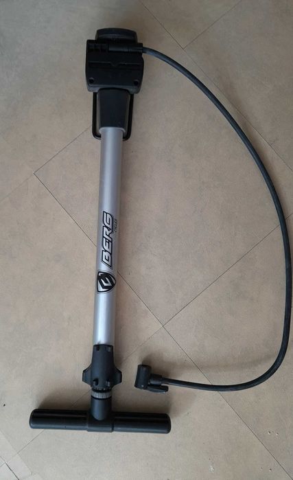 Bomba de Ar "Berg Cycles" com adaptadores e mostrador