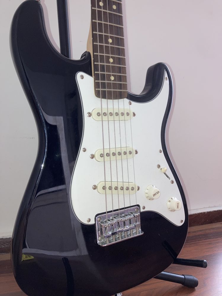 Guitarra Fender Squier (nova)