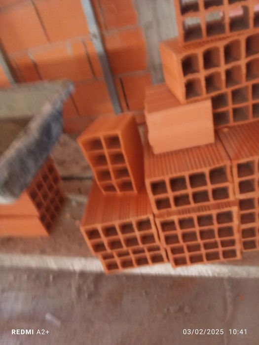 Faço trabalho de construção civil  como reboco, tijolo, bloco e outros