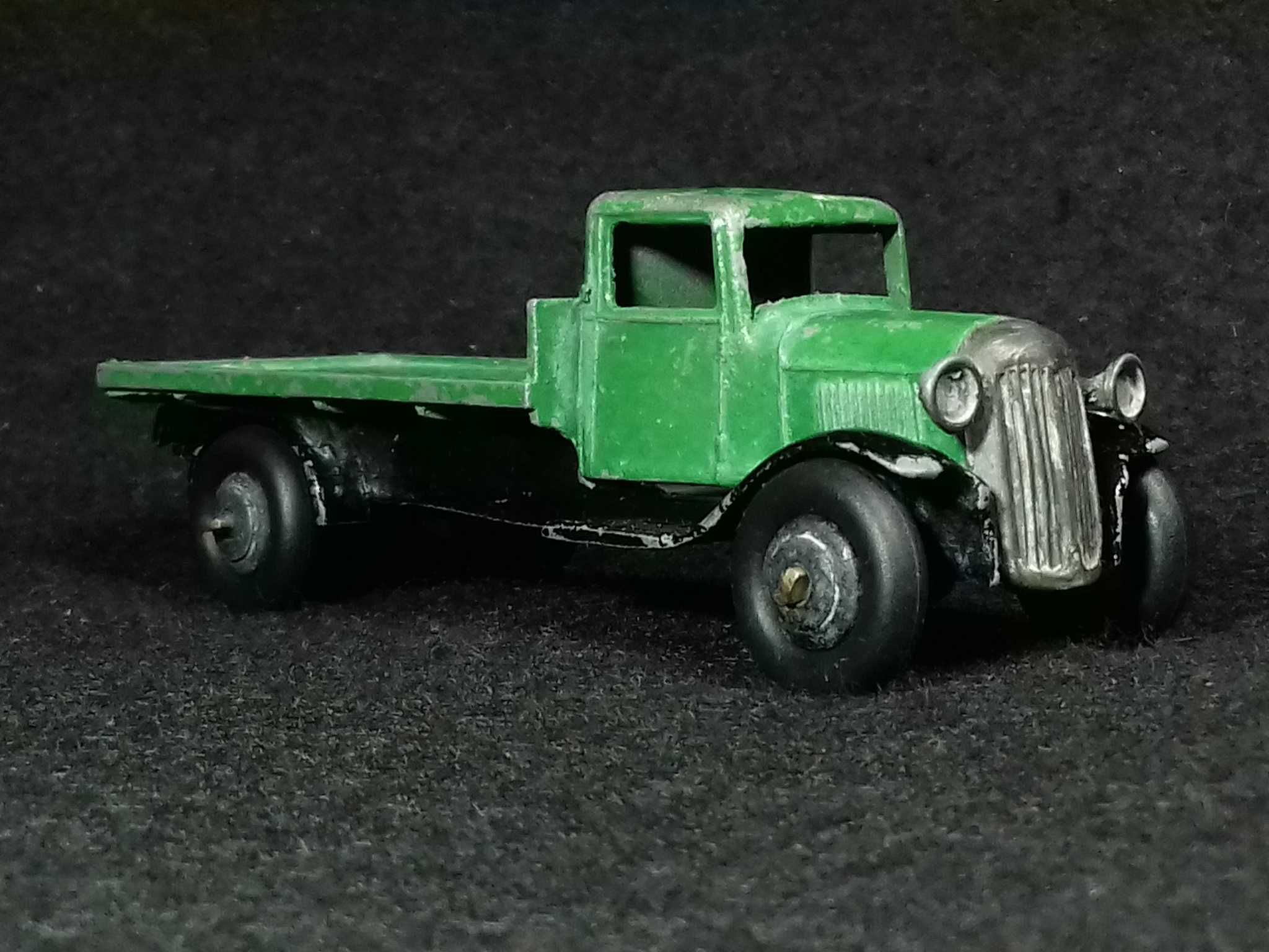 Dinky Toys #25C - Flat Truck - 1940s by Meccano Ltd