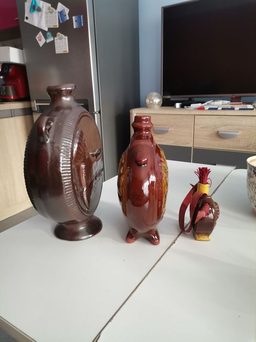 Trzy ceramiczne butelki