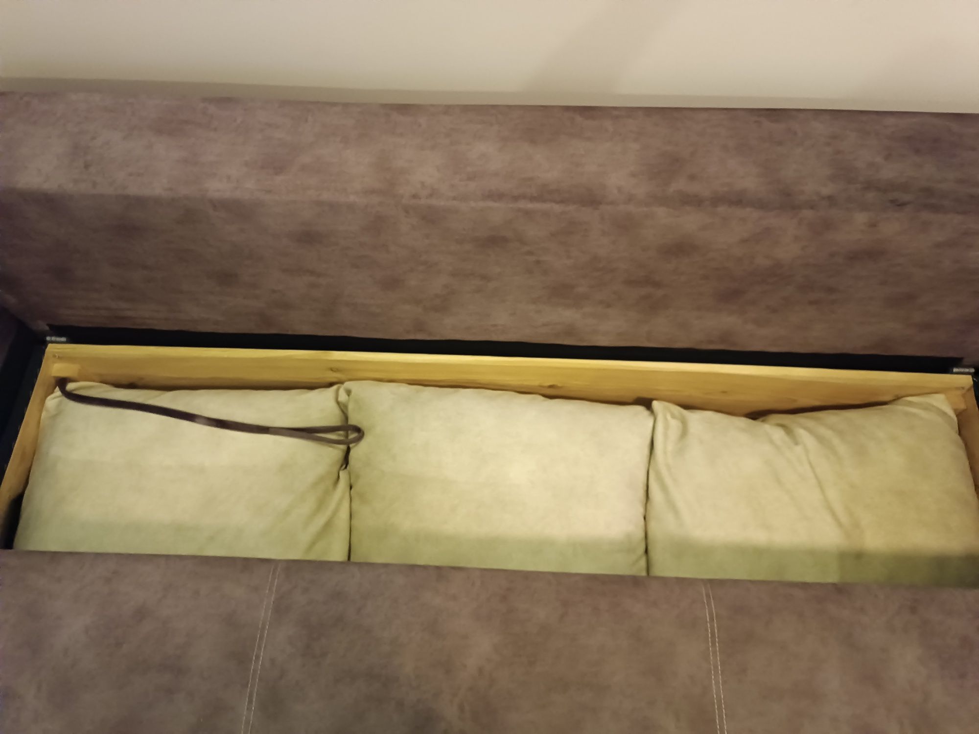 Jasno fioletowa sofa