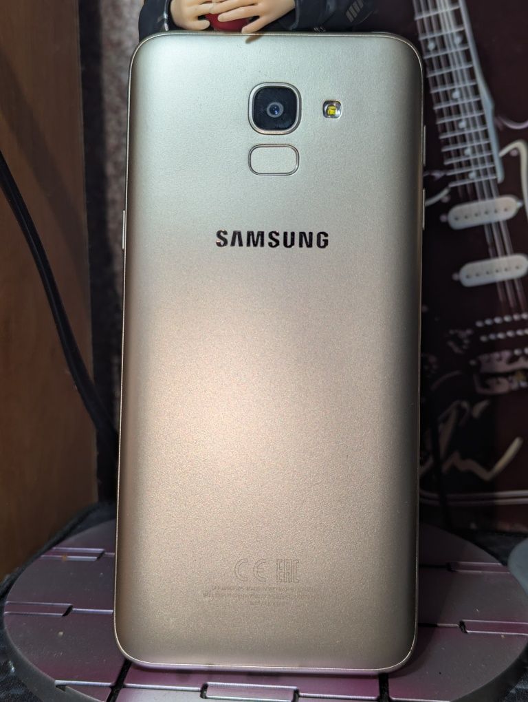 Смартфон Samsung J600F на деталі