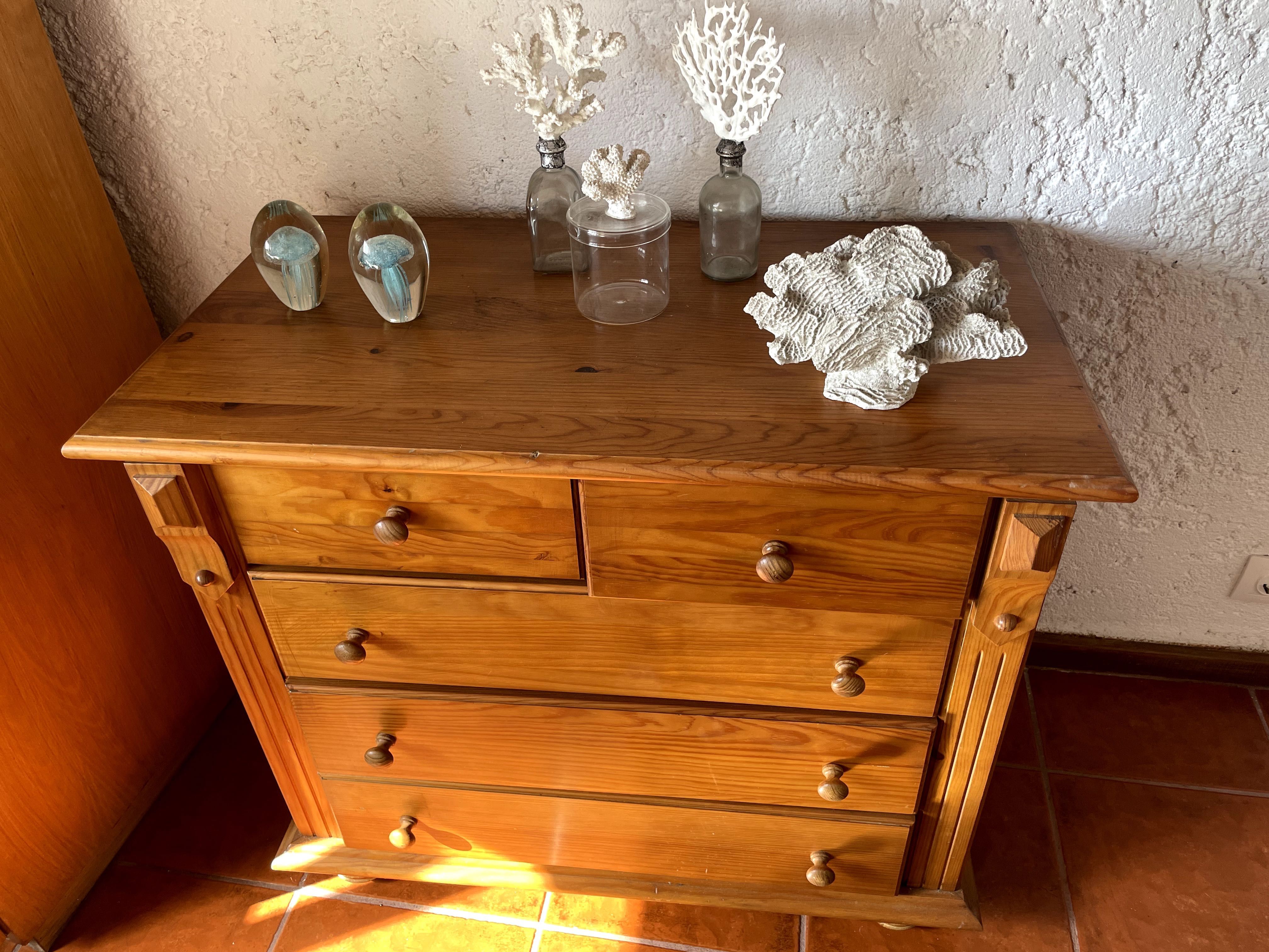 Cómoda com 8 gavetas em madeira castanha