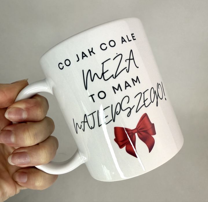 Biały kubek z czerwoną kokardką, prezent na mikołaja