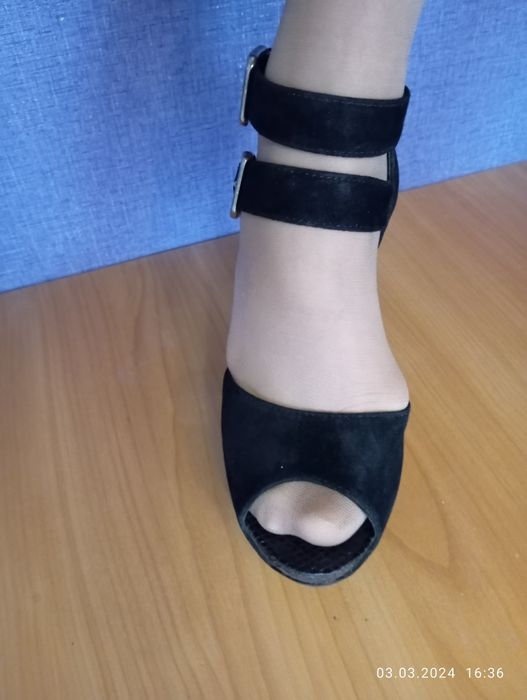 Босоніжки жіночі на високому каблуку