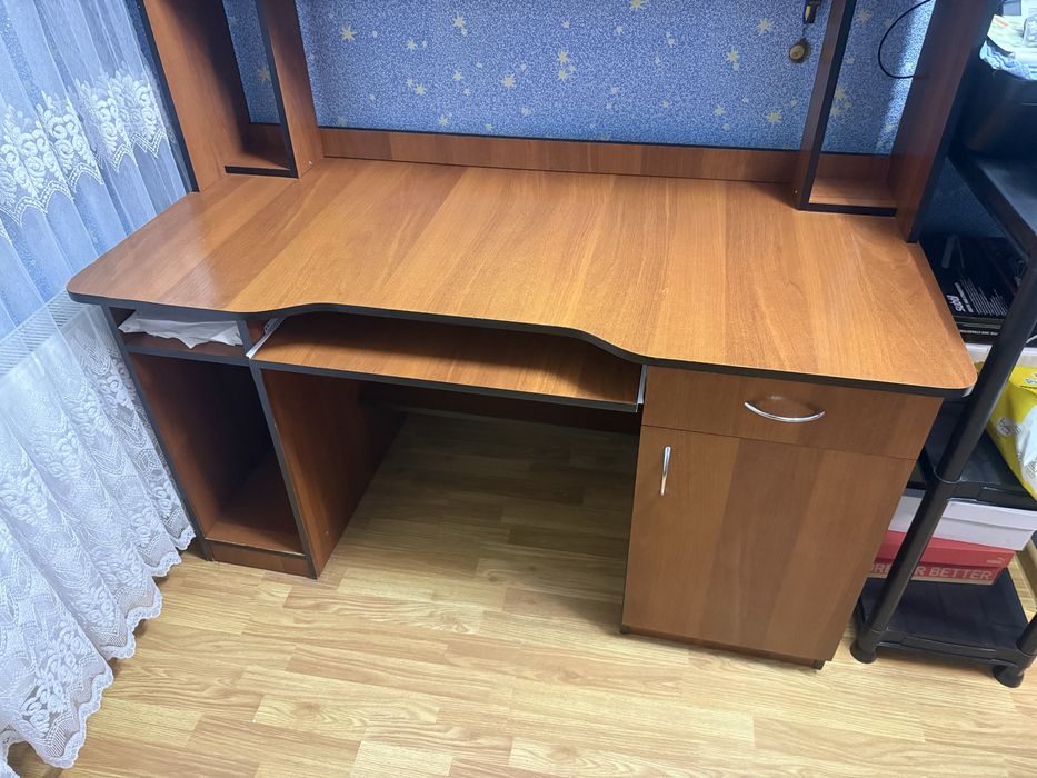 Стіл письмовий компютерний