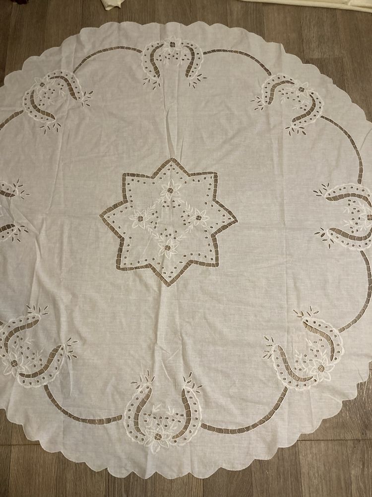 Скатерть белая с вышивкой ришелье на круглый стол