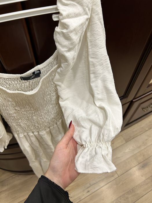 Біла довга сукня