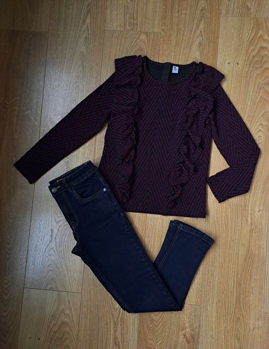 Синие джинсы и нарядная блестящая кофта блузка с длинным рукавом