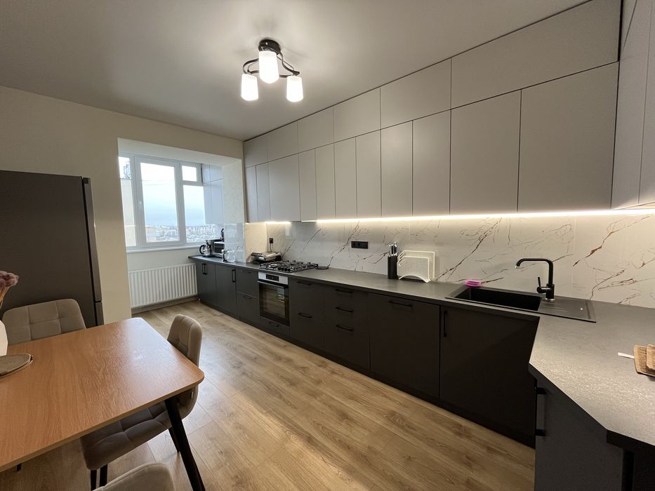 Продається простора 3 кім. пл.105 м2. Постанови.