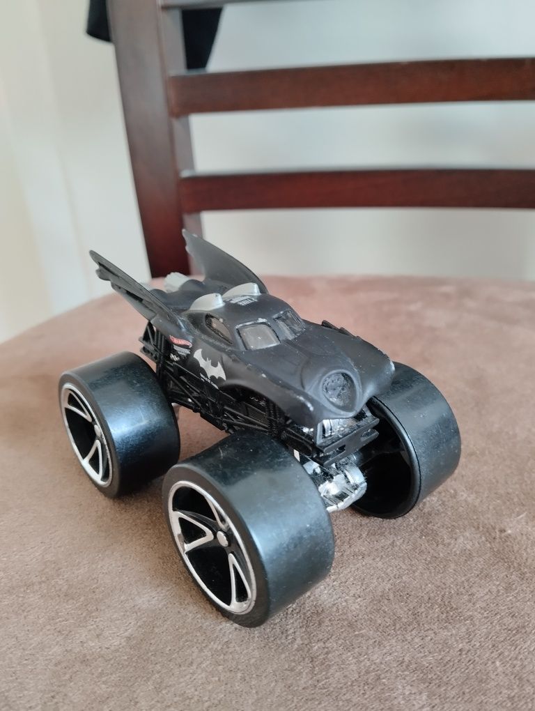 Samochodzik hotwheels batmobil mattel monster truck