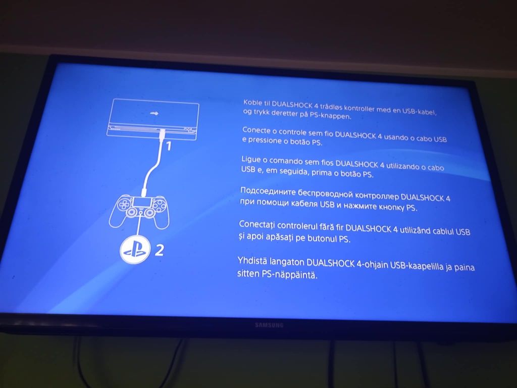 Ps4 slim + pad i stacja dokująca