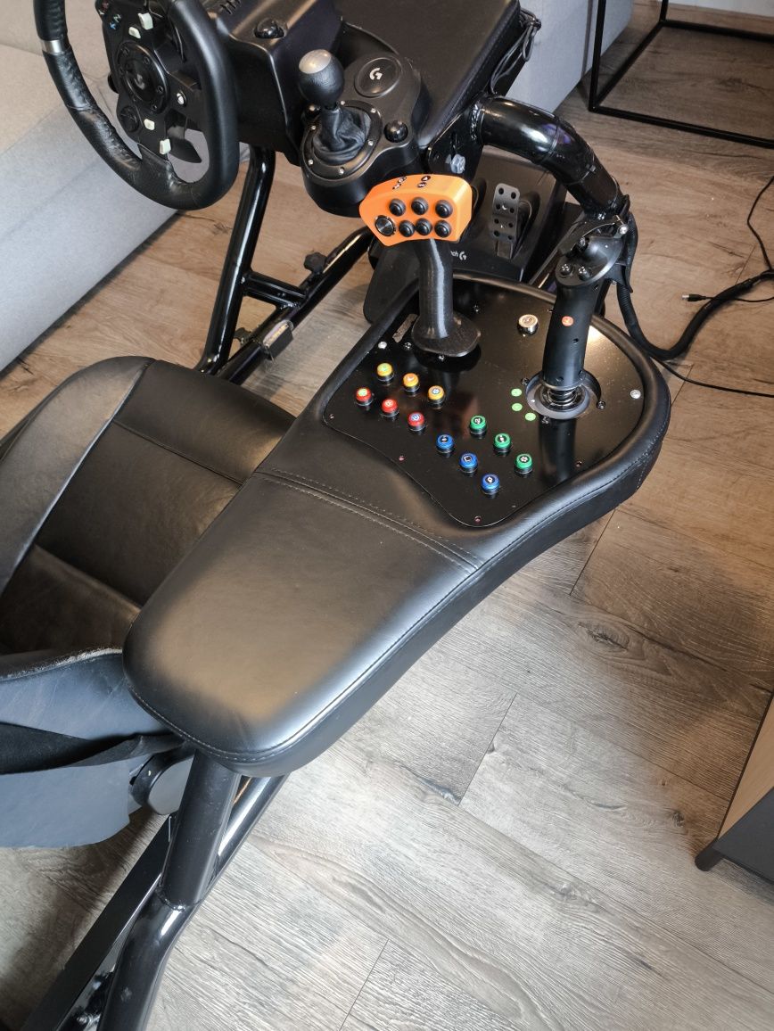 Symulator, stelaż z fotelem do simracingu. SIMrig