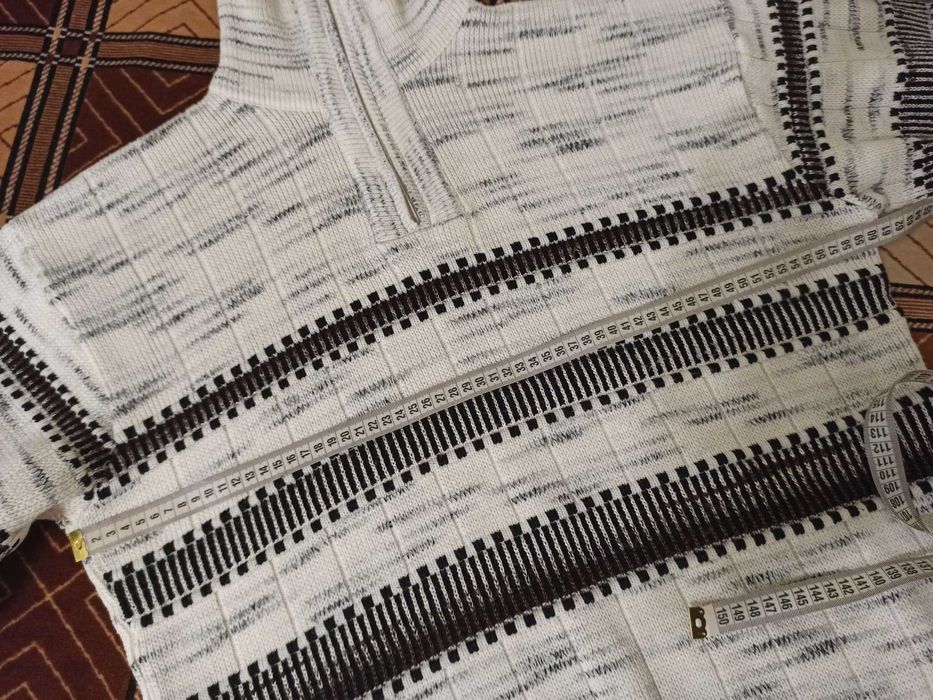 Мужской теплый свитер под горло