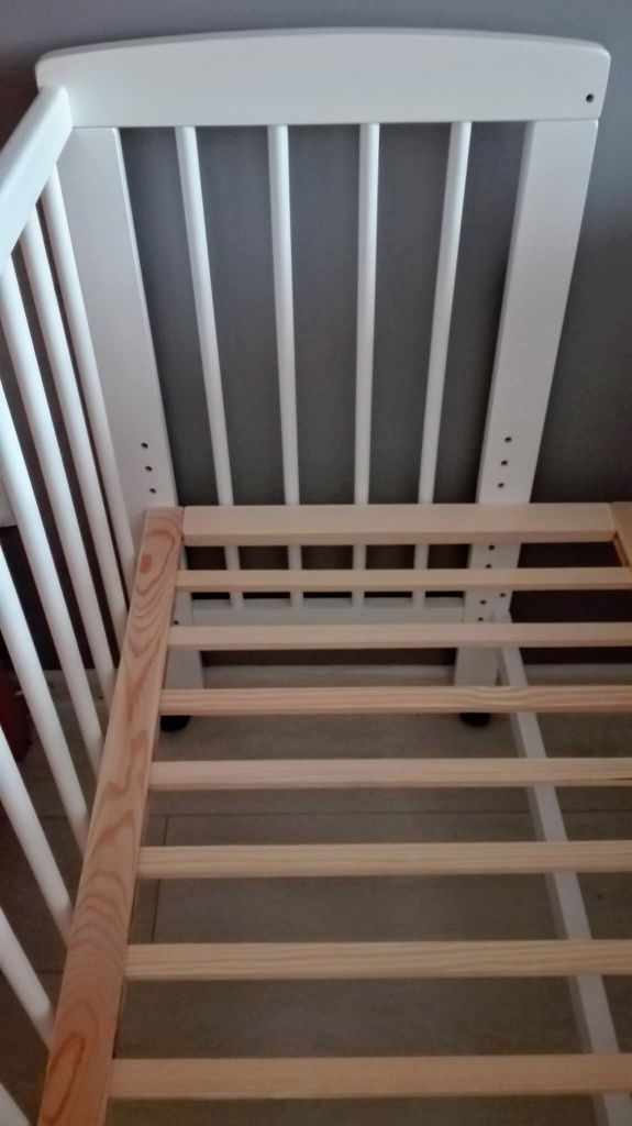 Niemowlęce łóżeczka dostawne z funkcją kolyski