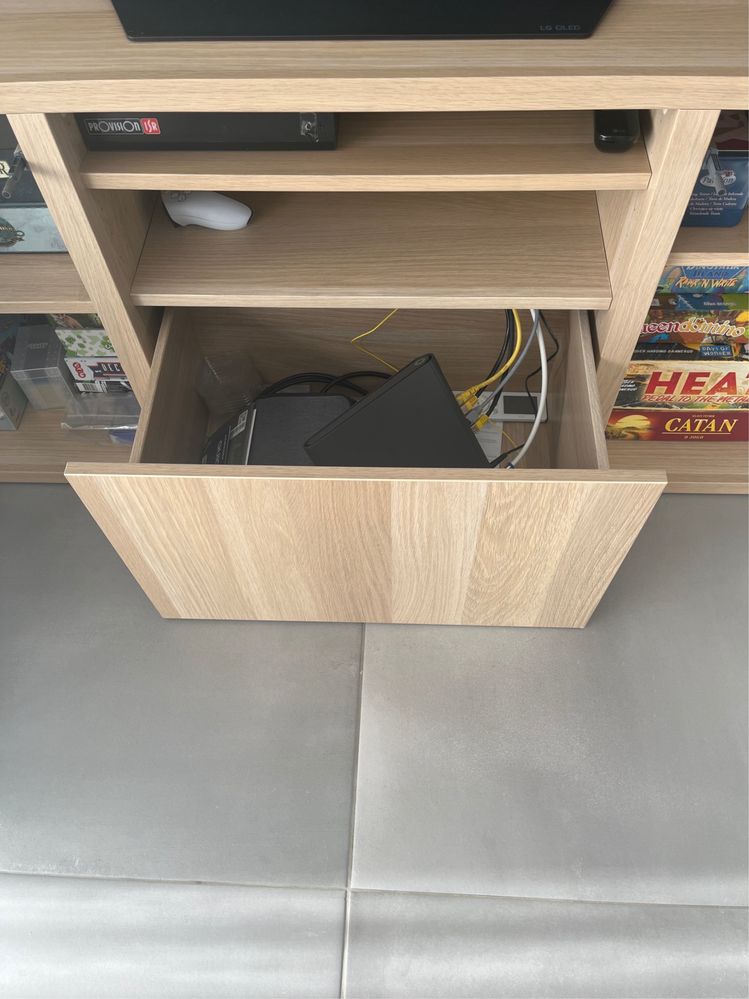 Movel Tv Besta Ikea com suporte giratório para TV