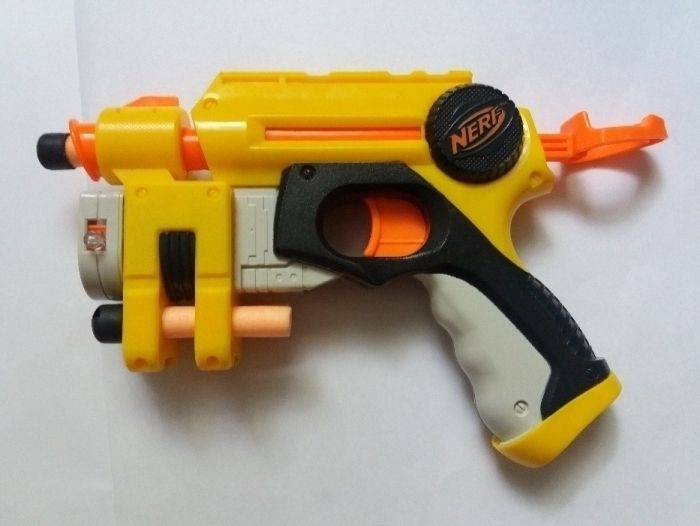 Pistolet NERF z celownikiem